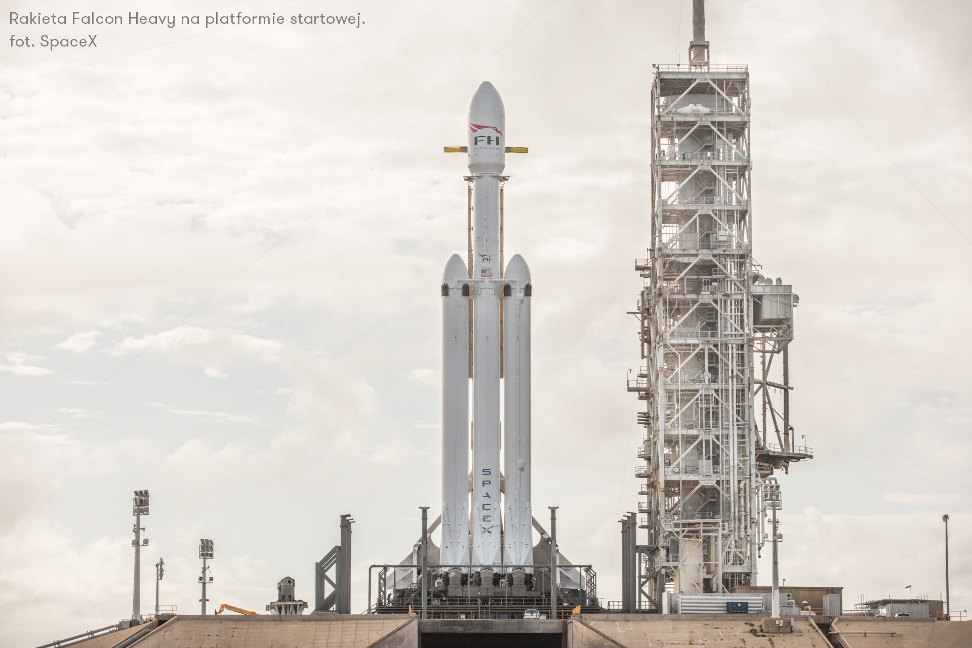 Rakieta Falcon Heavy na platformie startowej