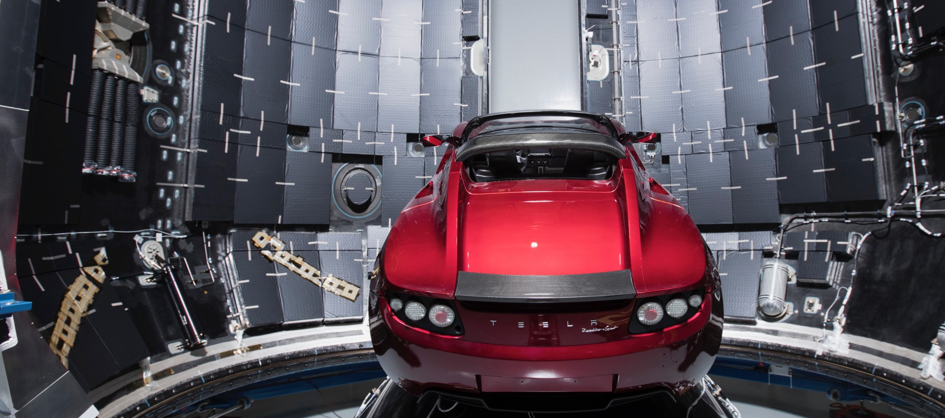 Tesla Roadster przed załadowaniem do rakiety Falcon Heavy.