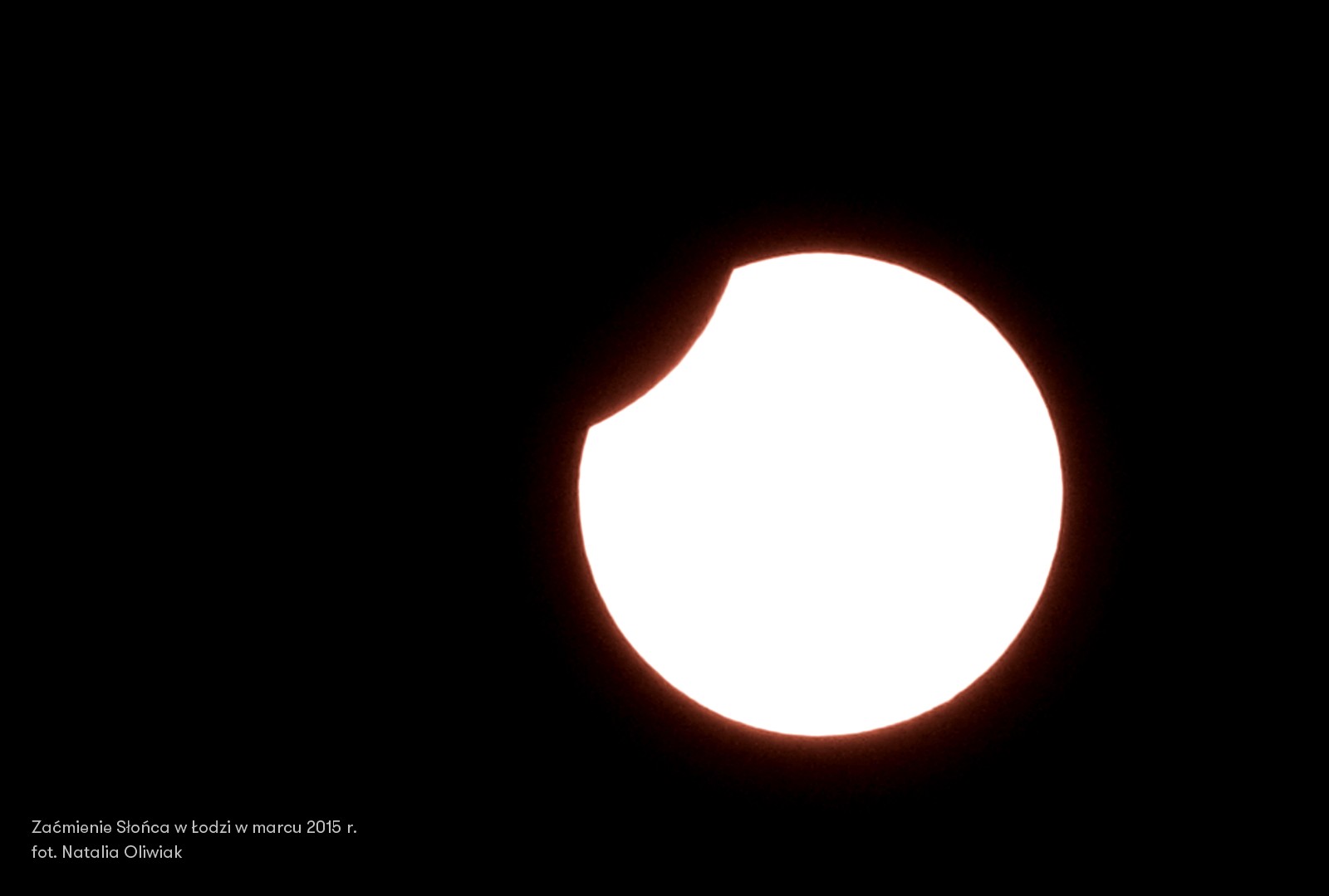 Częściowe zaćmienie Słońca - mały fragment okrągłej tarczy zakryty cieniem Księżyca