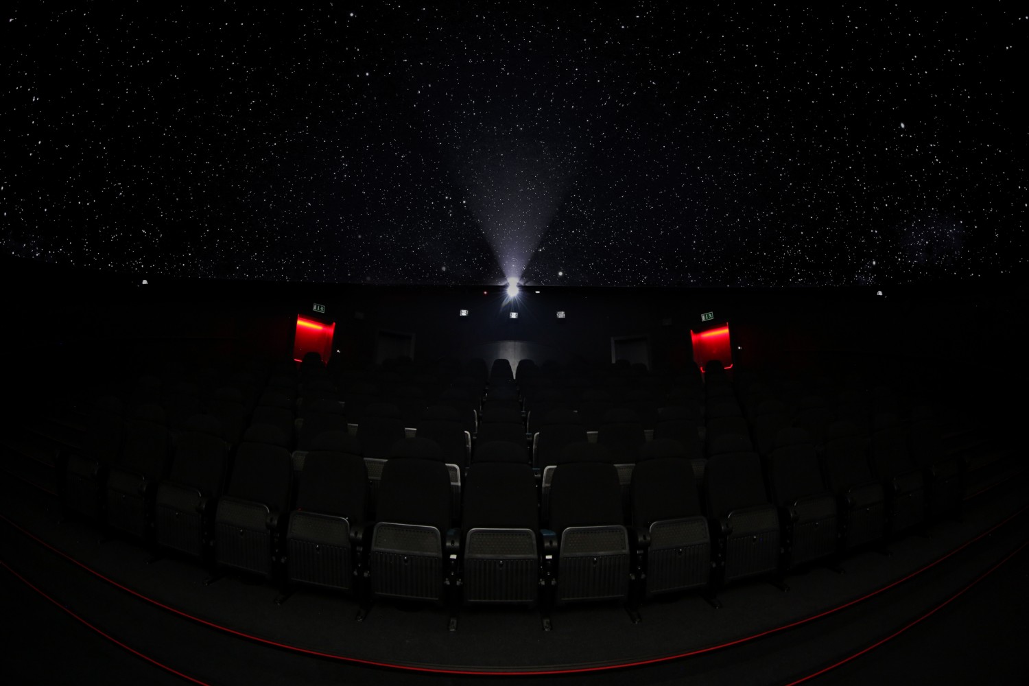 Sala Planetarium EC1 - ciemna, z włączonym reflektorem punktowym