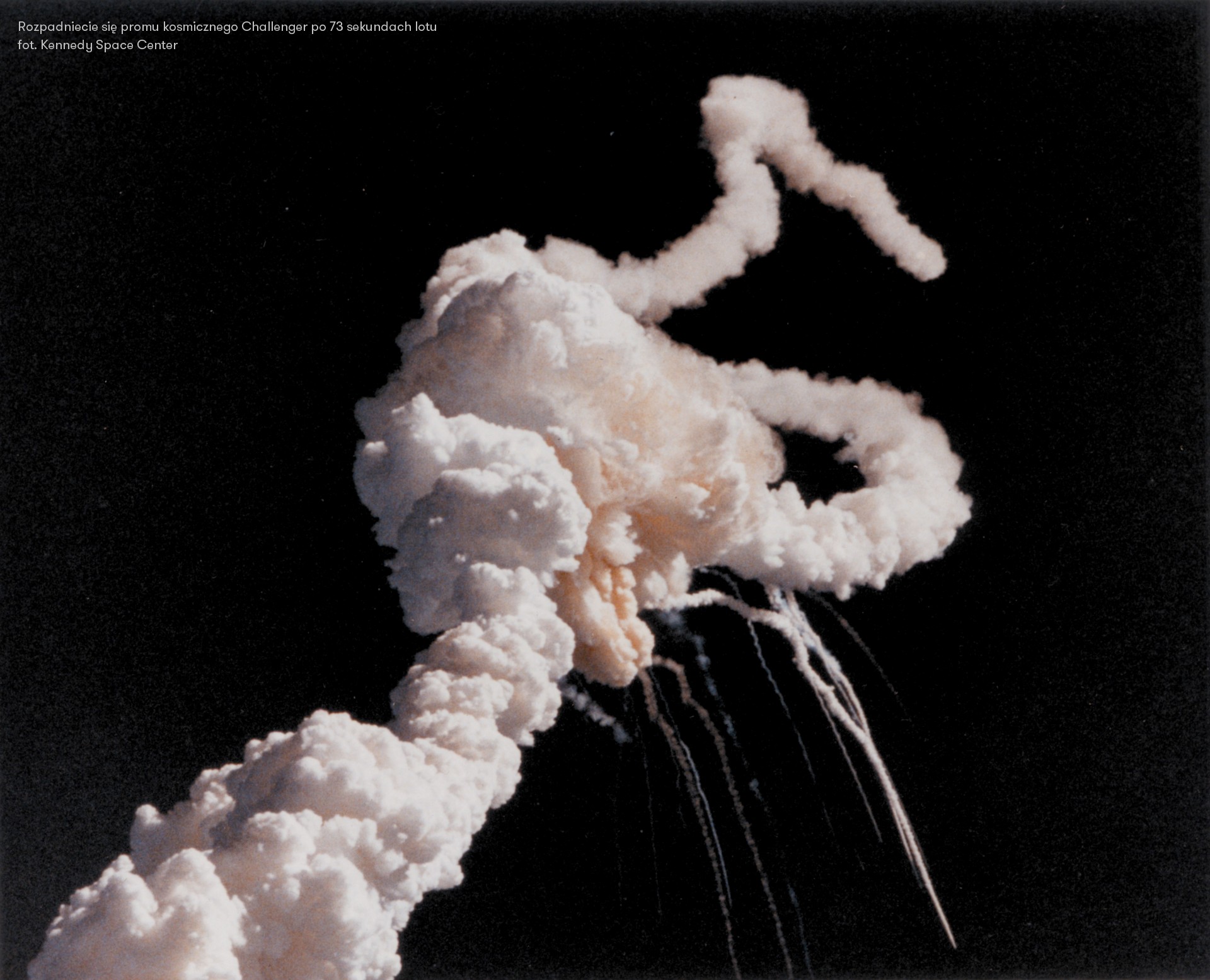 Rozpadniecie się promu kosmicznego Challenger po 73 sekundach lotu
