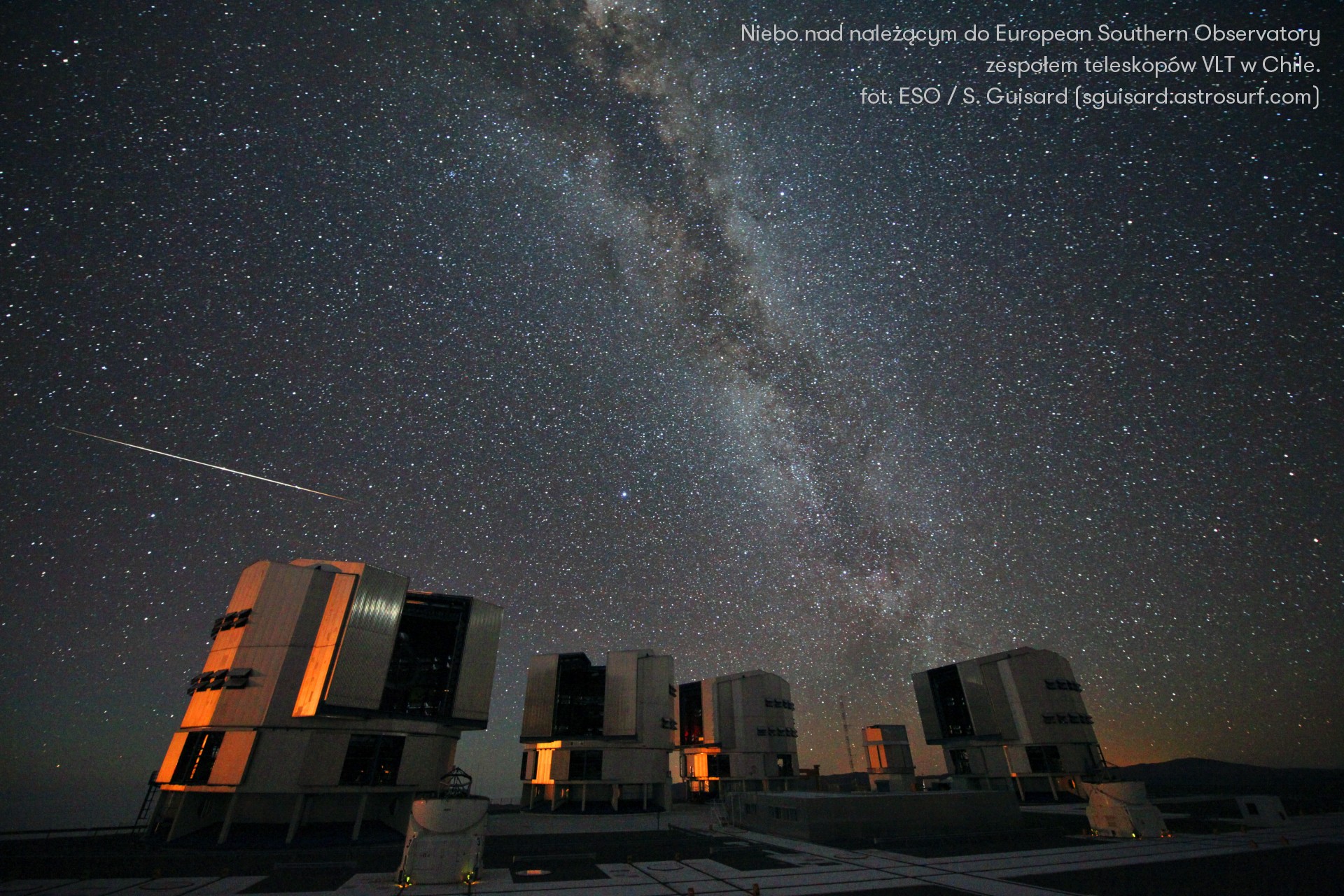 Niebo nad należącym do ESO zespołem teleskopów VLT w Chile