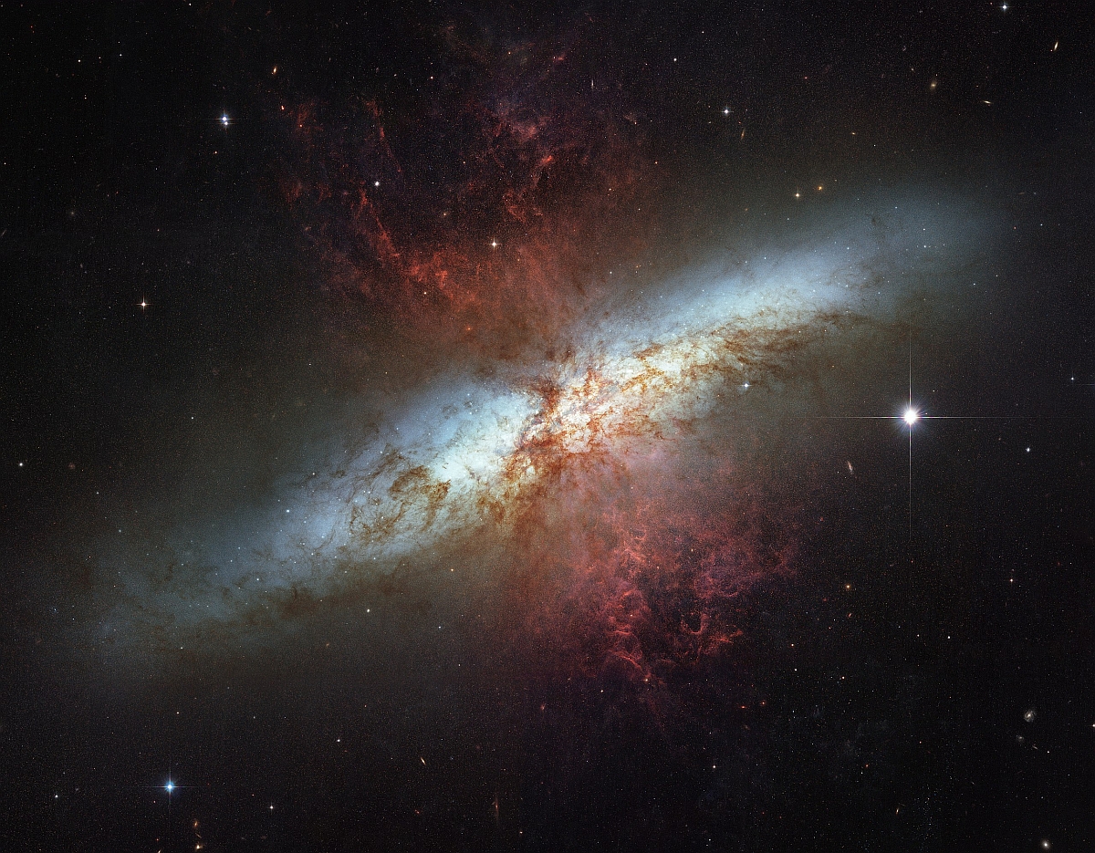 Galaktyka Cygaro - obraz w świetle widzialnym z HST