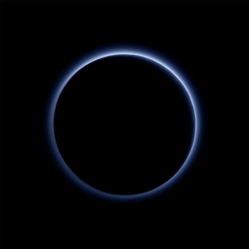Błękitna atmosfera Plutona